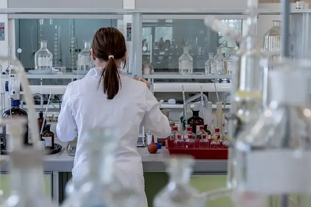 Ein Laborbild, das die sterile Umgebung und die Ausrüstung zur Herstellung von Silverlin Kolloidalem Silber zeigt. Zu sehen sind Laborgeräte und Fachpersonal, das sorgfältig die Reinheit und Qualität des Produkts sicherstellt.